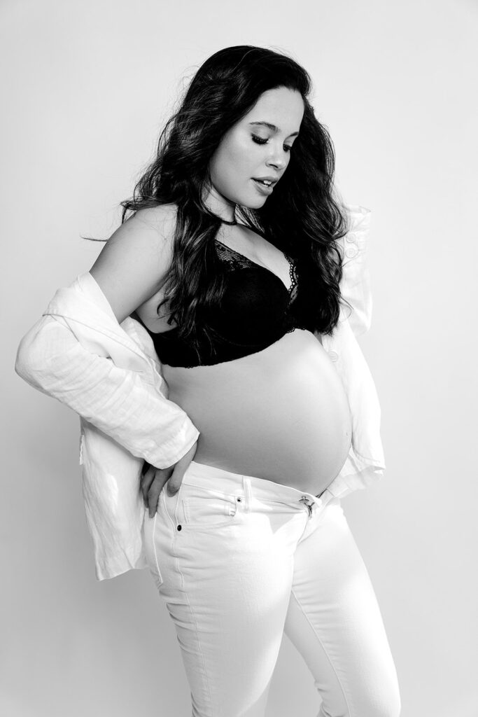 pregnant woman wearing blazer and white jeans